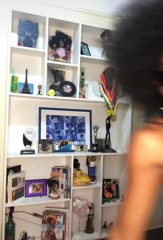 3. Beautiful MC Soffia Shows Cleavage in Sexy Black Crop Top