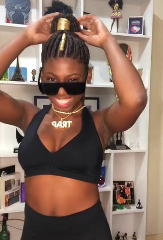 6. Beautiful MC Soffia Shows Cleavage in Sexy Black Crop Top