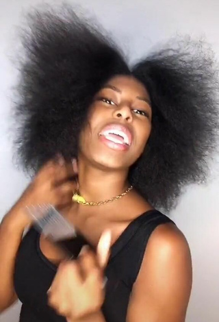 Sexy MC Soffia Shows Cleavage in Black Crop Top