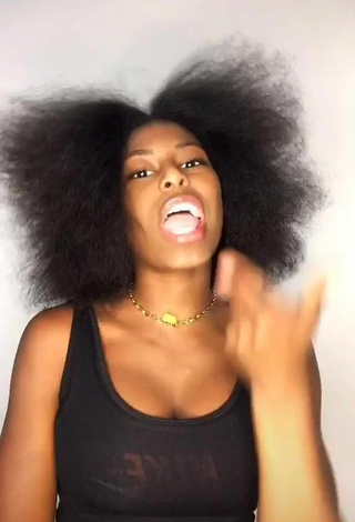 3. Sexy MC Soffia Shows Cleavage in Black Crop Top