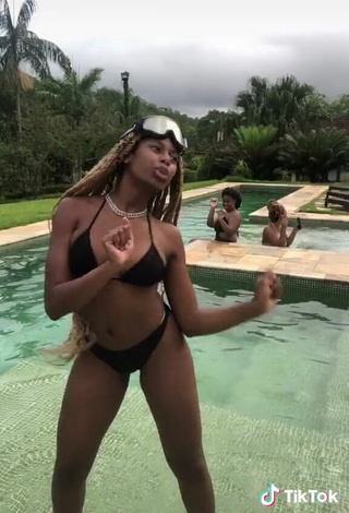 4. Luscious MC Soffia Shows Cleavage in Black Bikini at the Swimming Pool