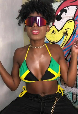 Titillating MC Soffia Shows Cleavage in Bikini Top