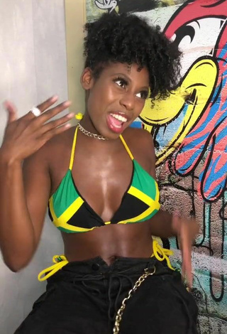 6. Titillating MC Soffia Shows Cleavage in Bikini Top