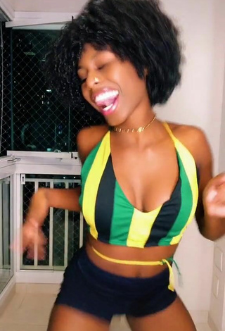 2. Luscious MC Soffia Shows Cleavage in Striped Crop Top and Bouncing Tits