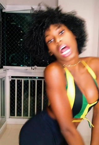 3. Luscious MC Soffia Shows Cleavage in Striped Crop Top and Bouncing Tits