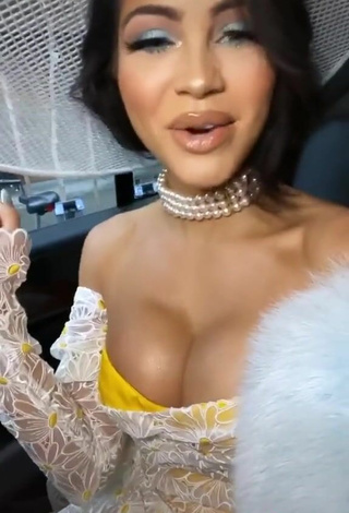 4. Sexy Natti Shows Cleavage