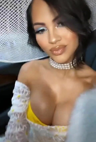 5. Sexy Natti Shows Cleavage