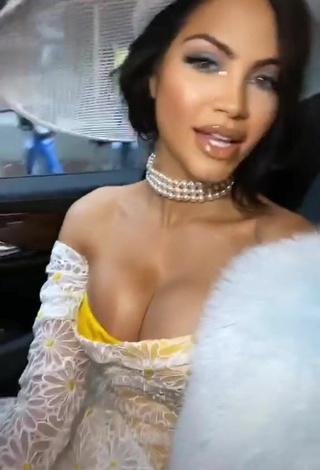 6. Sexy Natti Shows Cleavage