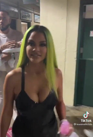 5. Luscious Natti Shows Cleavage