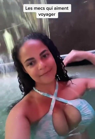 2. Beautiful peachy.mely Shows Cleavage in Sexy Bikini Top at the Swimming Pool