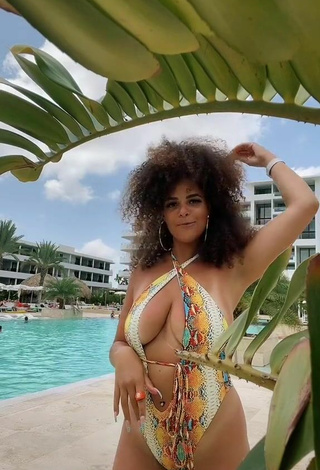 Sultry peachy.mely Shows Cleavage in Swimsuit