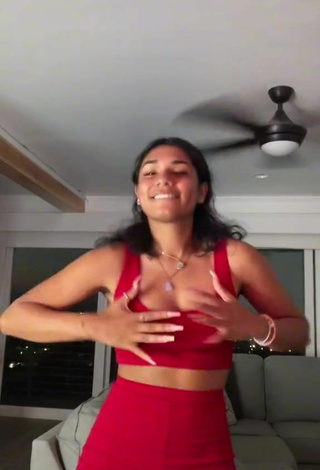 5. Luscious Ayiana Randolph Shows Cleavage in Checkered Crop Top and Bouncing Tits