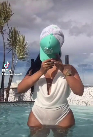 Luscious Renee Blimgiz Shows Butt at the Pool