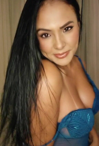 6. Sultry Renee Blimgiz Shows Cleavage in Turquoise Bodysuit