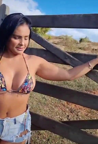 2. Sexy Renee Blimgiz Shows Cleavage in Bikini Top (Underboob)