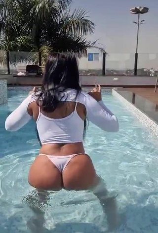 5. Titillating Renee Blimgiz Shows Big Butt at the Swimming Pool