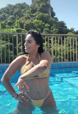 3. Renee Blimgiz Shows Cleavage in Seductive Polka Dot Bikini at the Swimming Pool (Side Boob)