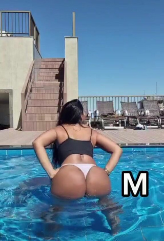 2. Alluring Renee Blimgiz Shows Big Butt at the Swimming Pool while Twerking