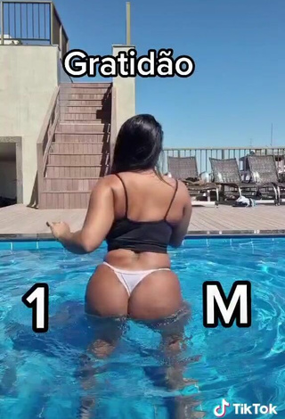 5. Alluring Renee Blimgiz Shows Big Butt at the Swimming Pool while Twerking