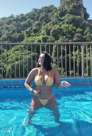 2. Sensual Renee Blimgiz Shows Cleavage in Polka Dot Bikini at the Swimming Pool