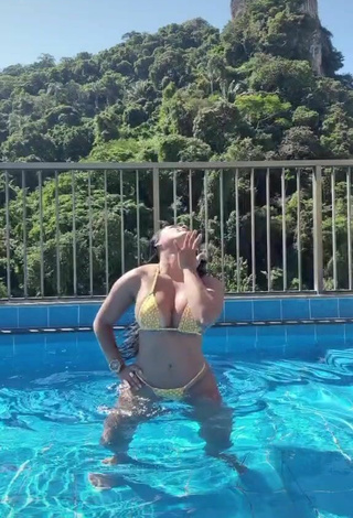 3. Sensual Renee Blimgiz Shows Cleavage in Polka Dot Bikini at the Swimming Pool