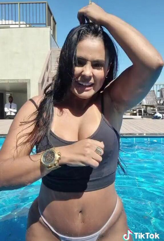 5. Sultry Renee Blimgiz Shows Nipples at the Swimming Pool