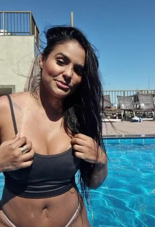 Hottie Renee Blimgiz Shows Nipples at the Pool