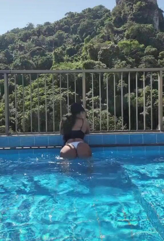 2. Breathtaking Renee Blimgiz Shows Big Butt at the Pool