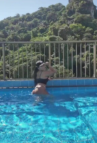 3. Breathtaking Renee Blimgiz Shows Big Butt at the Pool