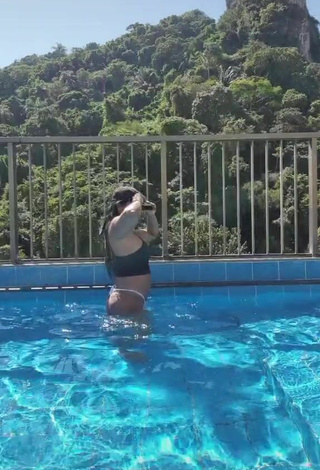 4. Breathtaking Renee Blimgiz Shows Big Butt at the Pool