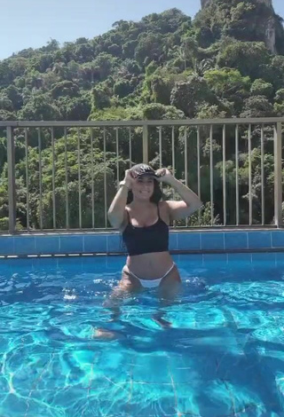 5. Breathtaking Renee Blimgiz Shows Big Butt at the Pool