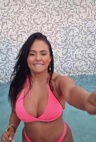 3. Renee Blimgiz Looks Sexy in Pink Bikini at the Pool