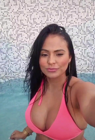 4. Renee Blimgiz Looks Sexy in Pink Bikini at the Pool