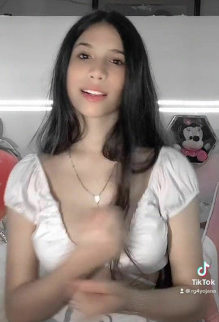 6. Sexy Yojana Hoyos Shows Cleavage in White Crop Top and Bouncing Tits