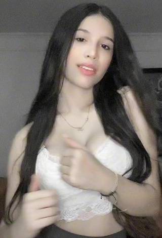 3. Sultry Yojana Hoyos Shows Cleavage in White Crop Top and Bouncing Boobs