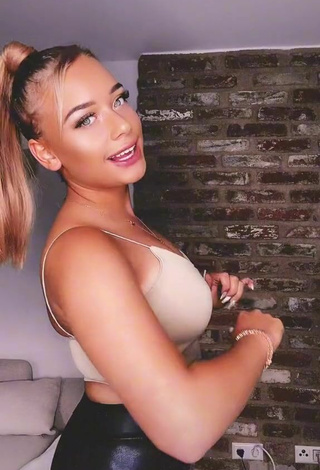 2. Sexy Saraht1me Shows Cleavage in Beige Crop Top