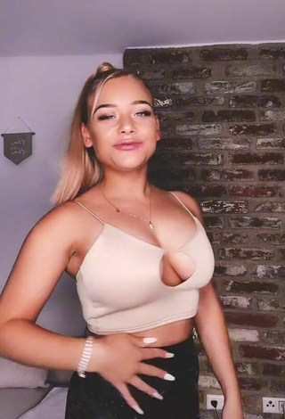 5. Sexy Saraht1me Shows Cleavage in Beige Crop Top