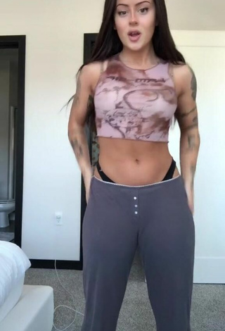 Hottie Sofia in Crop Top while Twerking