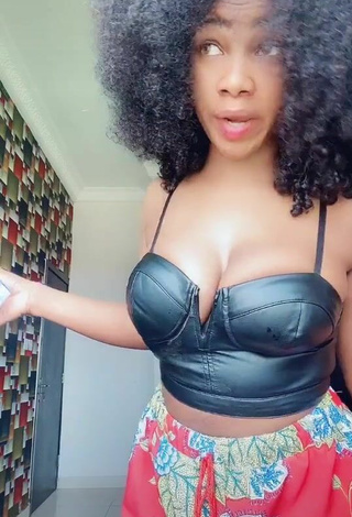 6. Sultry Tacha Shows Cleavage in Crop Top