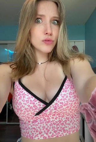 Tiana Everdeen Shows Sexy Leopard Crop Top and Cleavage