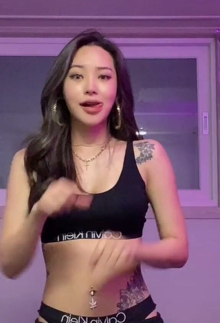 2. Sexy Jade 모델 제이드 in Black Sport Bra