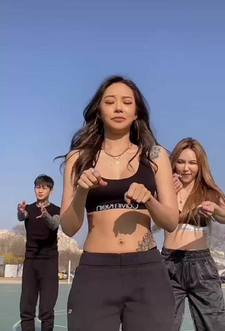 2. Sultry Jade 모델 제이드 in Sport Bra