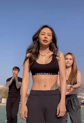 4. Sultry Jade 모델 제이드 in Sport Bra