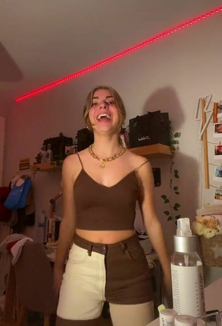 4. Luscious Aitana Soriano Shows Cleavage in Brown Crop Top