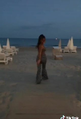 6. Sultry Amel Bent Shows Butt at the Beach