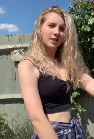 4. Sexy Amélia Grace in Black Crop Top