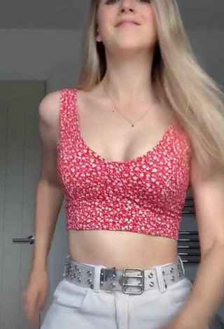 Sultry Amélia Grace in Floral Crop Top