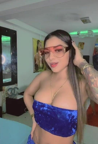 4. Sexy Anyuri Lozano Shows Cleavage in Blue Tube Top