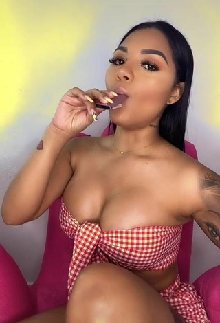 Erotic Anyuri Lozano Shows Cleavage in Checkered Crop Top