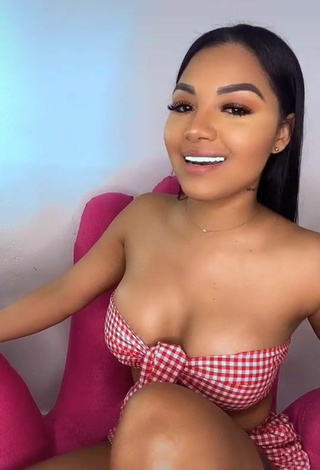 3. Erotic Anyuri Lozano Shows Cleavage in Checkered Crop Top